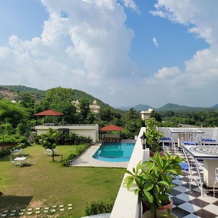 Aura Gold Resort Удайпур Экстерьер фото